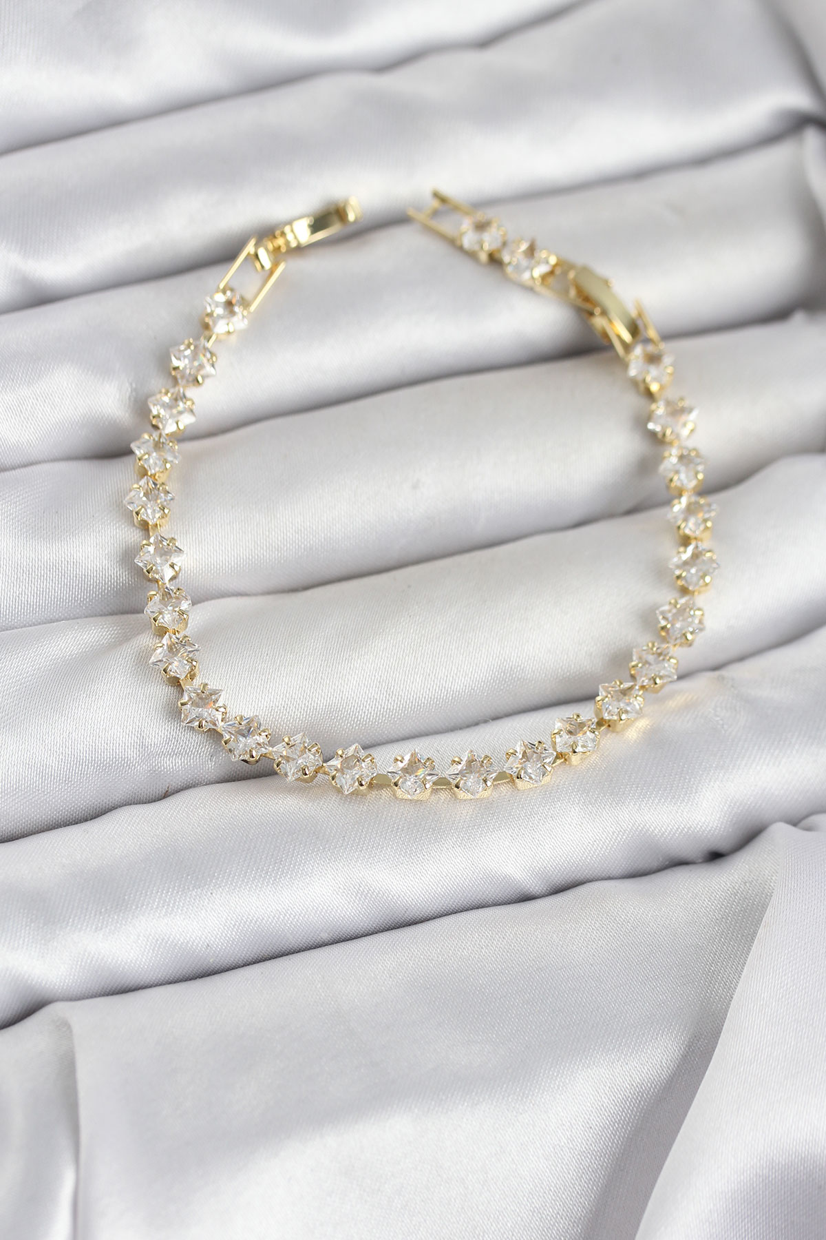 Kare Zirkon Taşlı Gold Renk Pirinç Su Yolu Kadın Bileklik