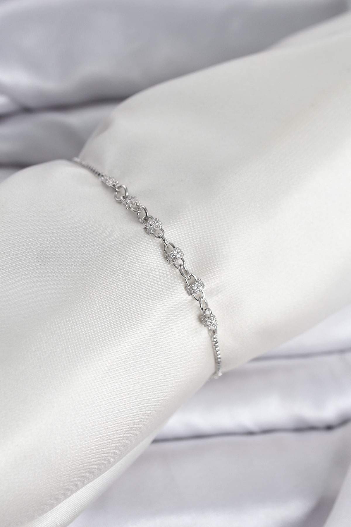 Gümüş Renk Zincir Model Zirkon Taşlı Pirinç Asansörlü Kadın Bileklik