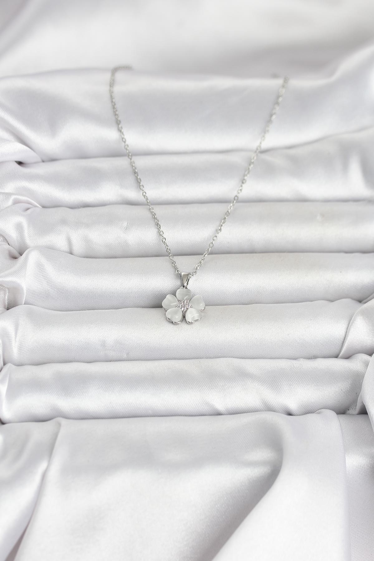 316L Çelik Zincir Gümüş Renk Yonca Model Kadın Kolye - Görsel 2