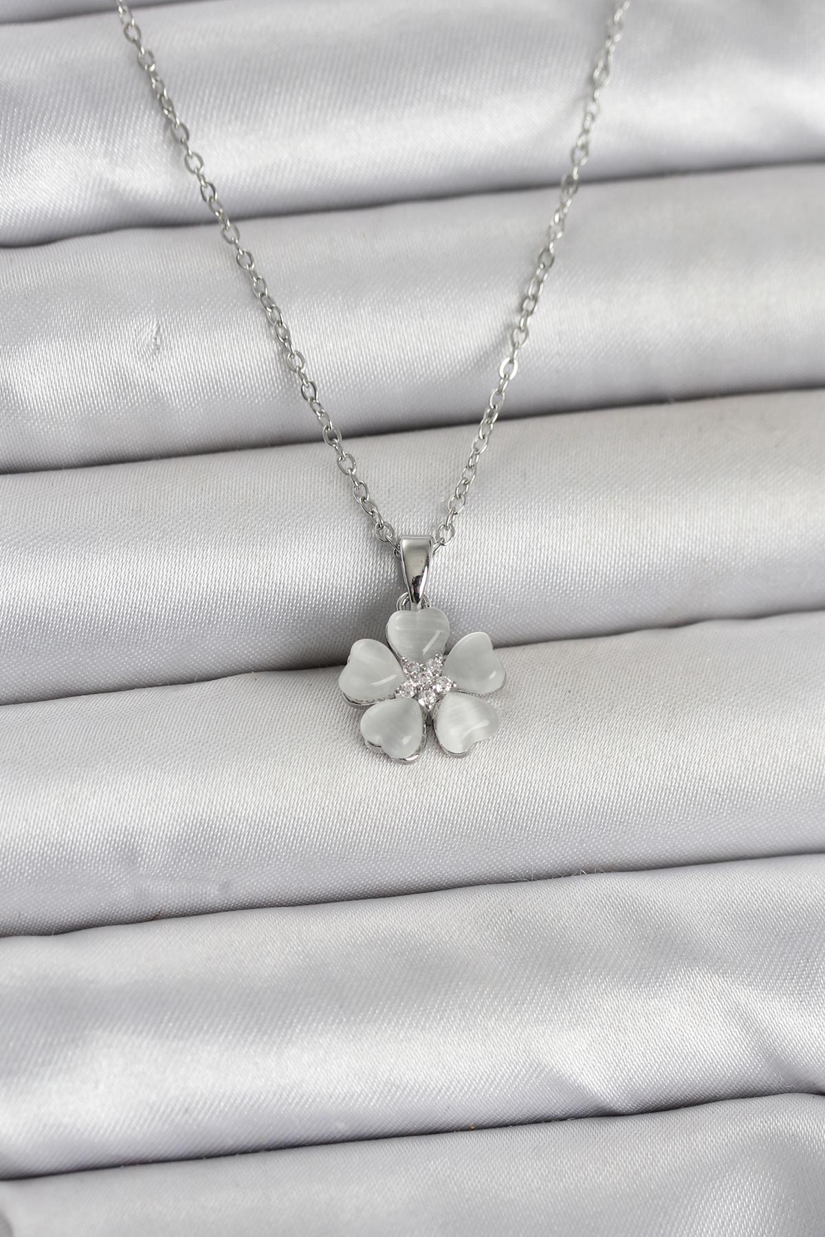 316L Çelik Zincir Gümüş Renk Yonca Model Kadın Kolye