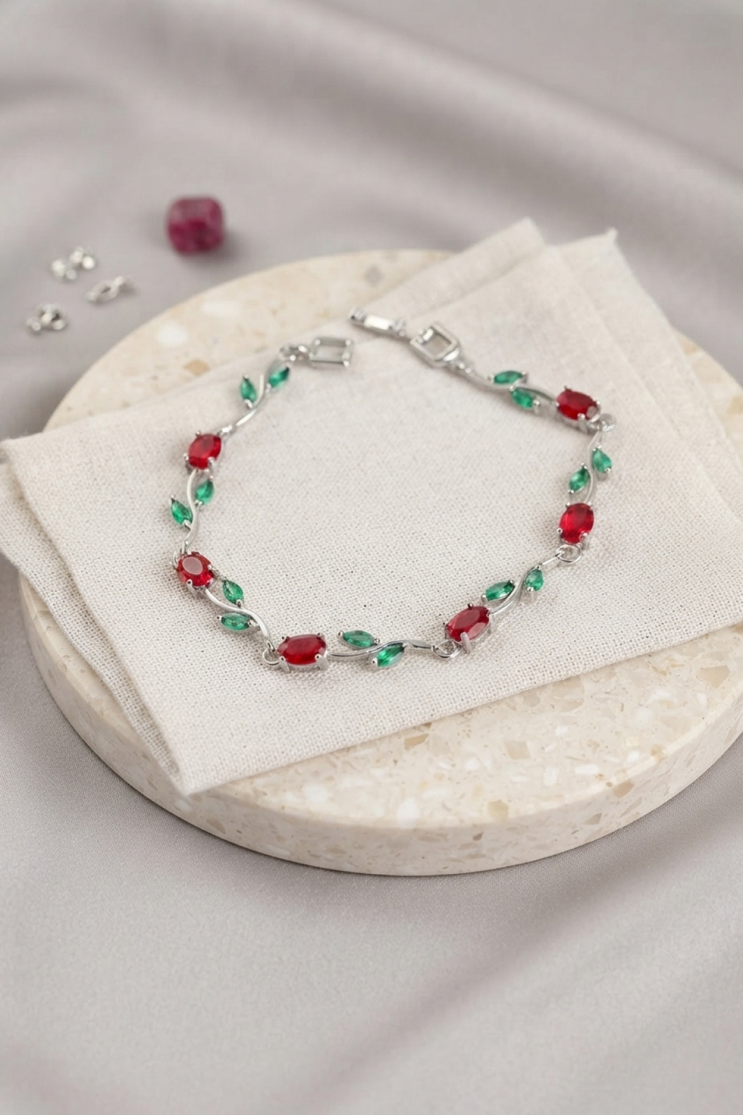 Pirinç Gümüş Renk Kırmızı Zirkon Taşlı Çiçek Model Kadın Bileklik