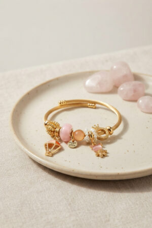Pembe Uçan Model Charmlı Gold Renk Bileklik