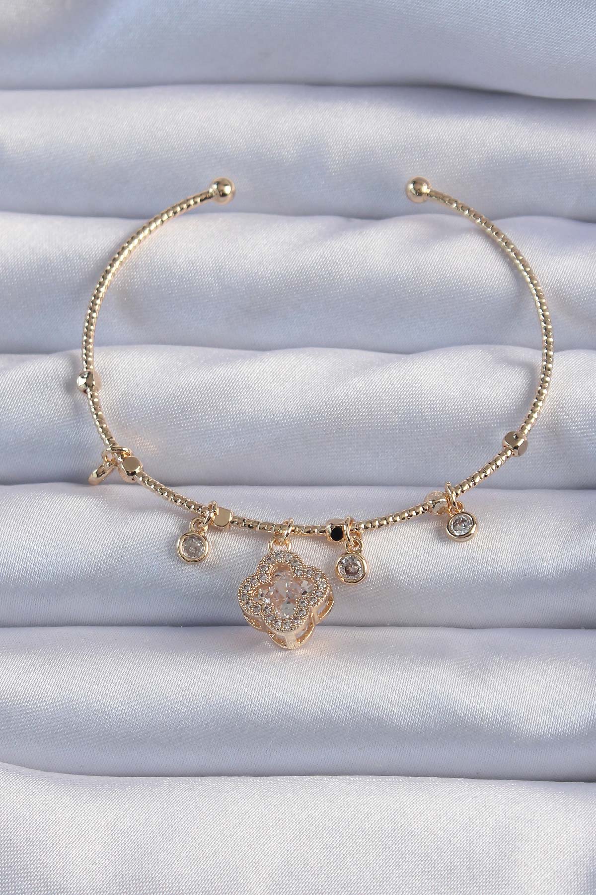 Pirinç Gold Renk Zirkon Taşlı Yonca Model Charm Bileklik